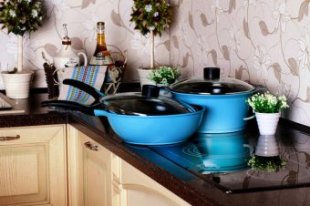 Дно посуды для индукционных плит с керамическим покрытием обычно толстое и ровное, без всевозможных выпуклостей и вогнутостей