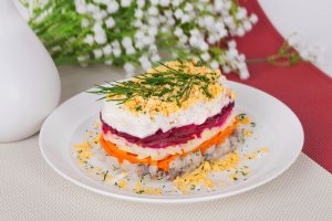 На плоской тарелке обычно выкладывают слоеный салат